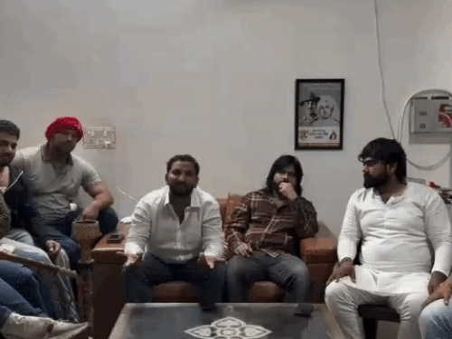 मासूम शर्मा के खिलाफ बोलते हुए सरपंच।