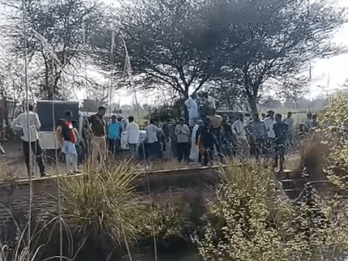 पुलिस और गोताखोरों की टीम तीन युवकों की तलाश में जुटी है।