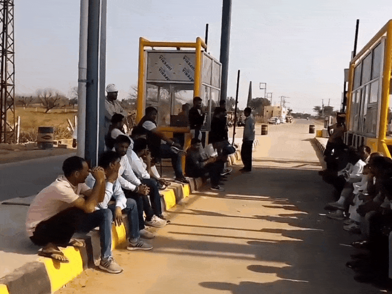 टोल प्लाजा पर अनिश्चितकालीन धरने पर बैठे ग्रामीण