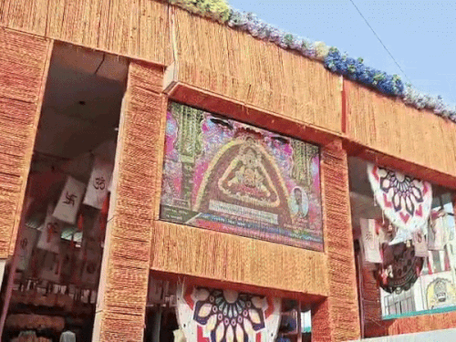 खाटूश्यामजी के मंदिर परिसर में फूलों की लड़ियों से श्रृंगार किया गया है। श्रद्धालु लगातार दर्शन करने आगे बढ़ रहे हैं।