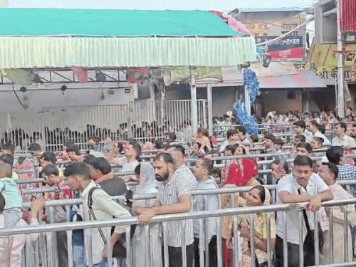 मेले के दूसरे दिन श्रद्धालु 14 लाइनों में लगकर बाबा श्याम के दर्शन कर रहे हैं।