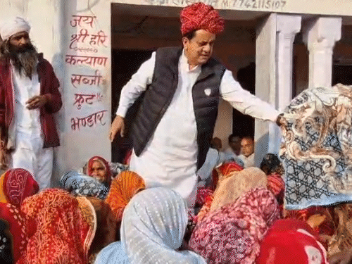 पूर्व भाजपा सांसद ने मुस्लिम महिलाओं से कंबल वापस लिए:  जौनापुरिया बोले-जो मोदी को गाली देता है, उसे ये लेने का हक नहीं – Niwai News