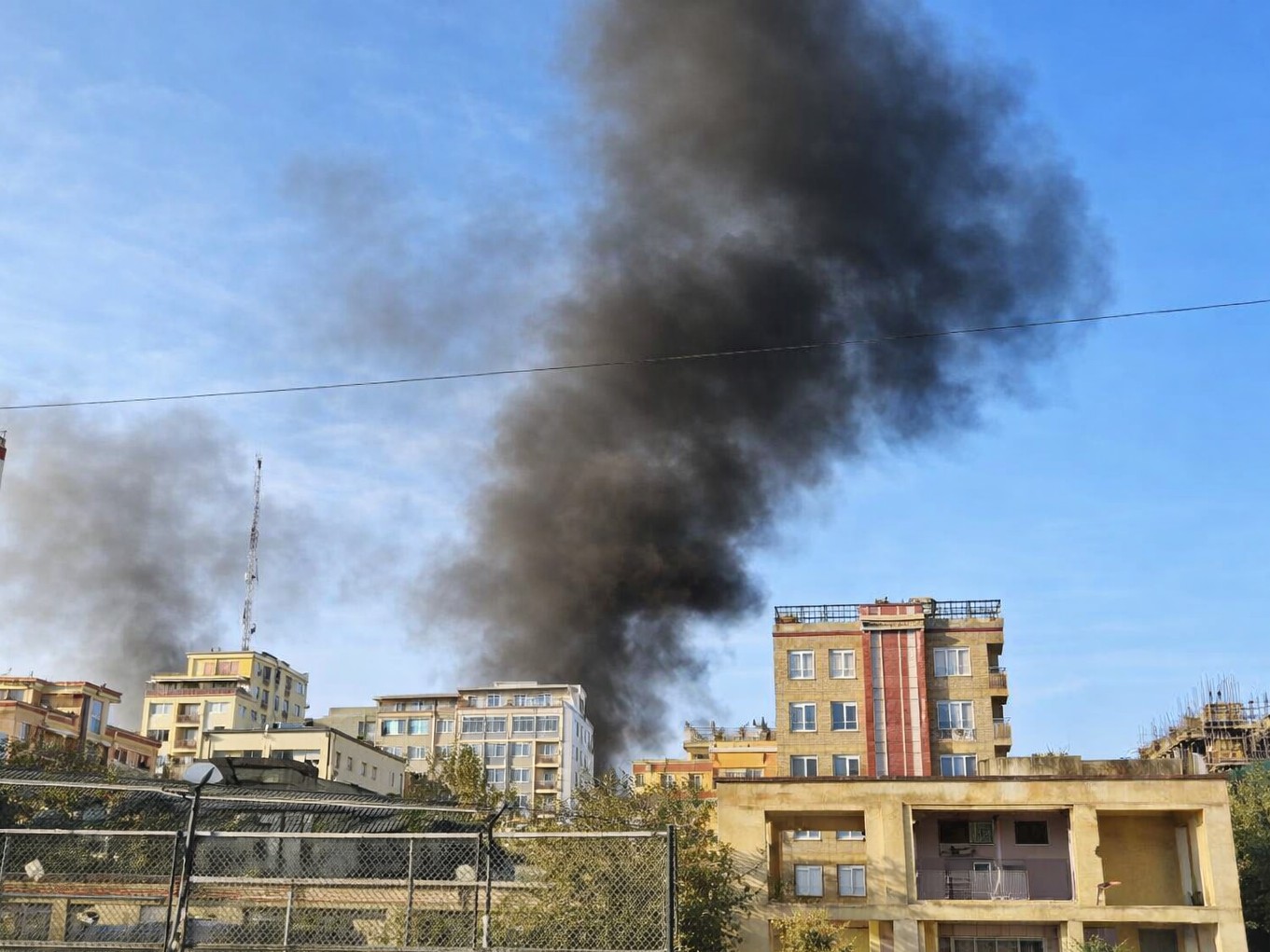 पाकिस्तानी हमलों के बाद अफगानिस्तान के सीमावर्ती इलाकों से धुआं उठता नजर आया। - Dainik Bhaskar