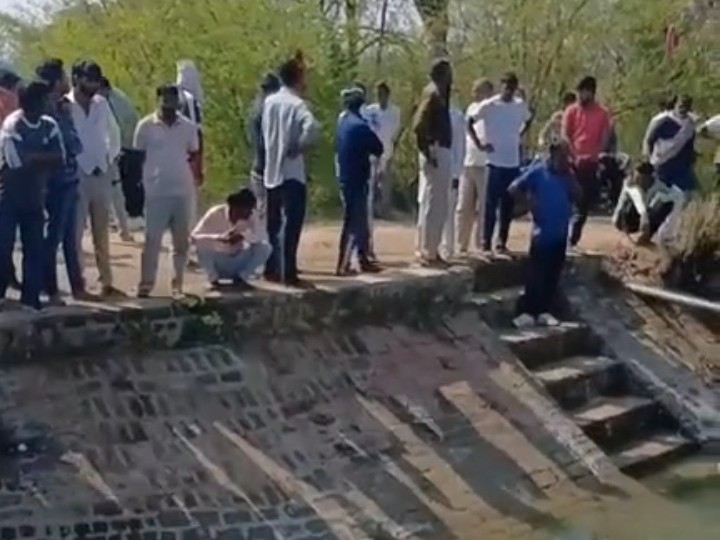 घटना स्थल पर जुटे लोग।