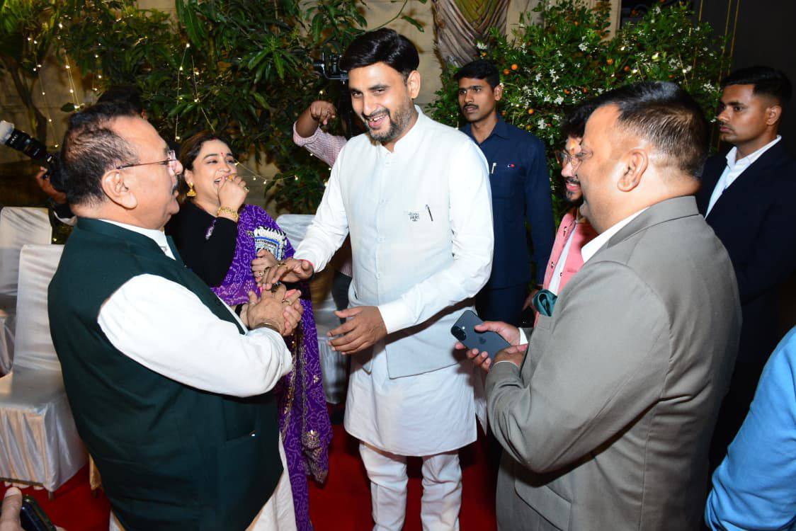 नीरज सिंह ने बर्थडे पार्टी की तस्वीरें शेयर कीं। लिखा- अपर्णा और प्रतीक यादव की बेटी प्रथमा के जन्मदिवस पर आयोजित कार्यक्रम में शामिल हुआ।