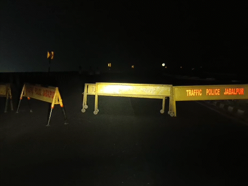 पुलिस ने ब्रिज पर बैरिकेडिंग कर दी है।