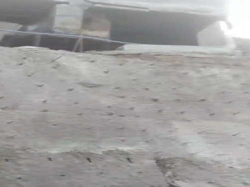 ब्रिज का एक हिस्सा धंसने के बाद की स्थिति।