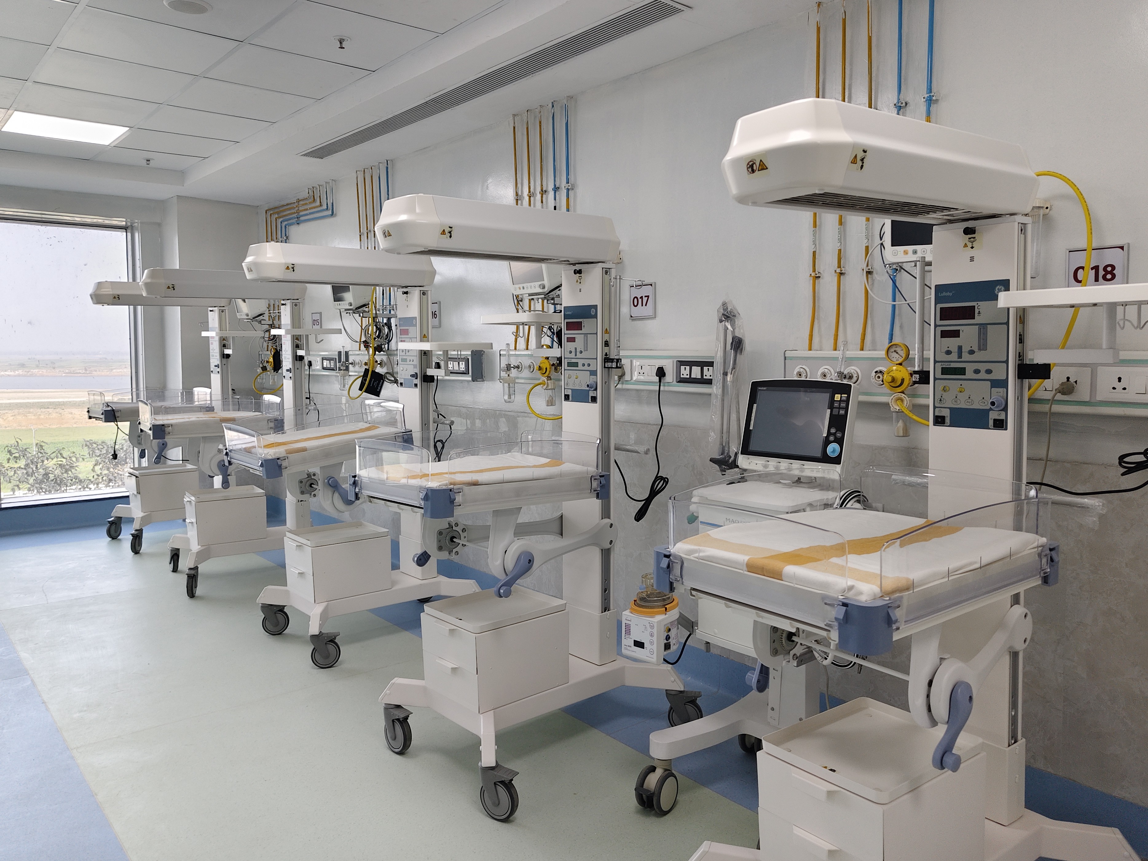 नवजात गहन चिकित्सा इकाई (NICU) और बाल गहन चिकित्सा इकाई (PICU) की सुविधा।