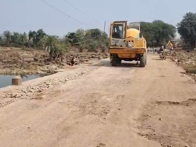 पुलिया पर पहले लोहे के सरियों का जाल बिछाकर सीमेंट कंक्रीट किया गया।