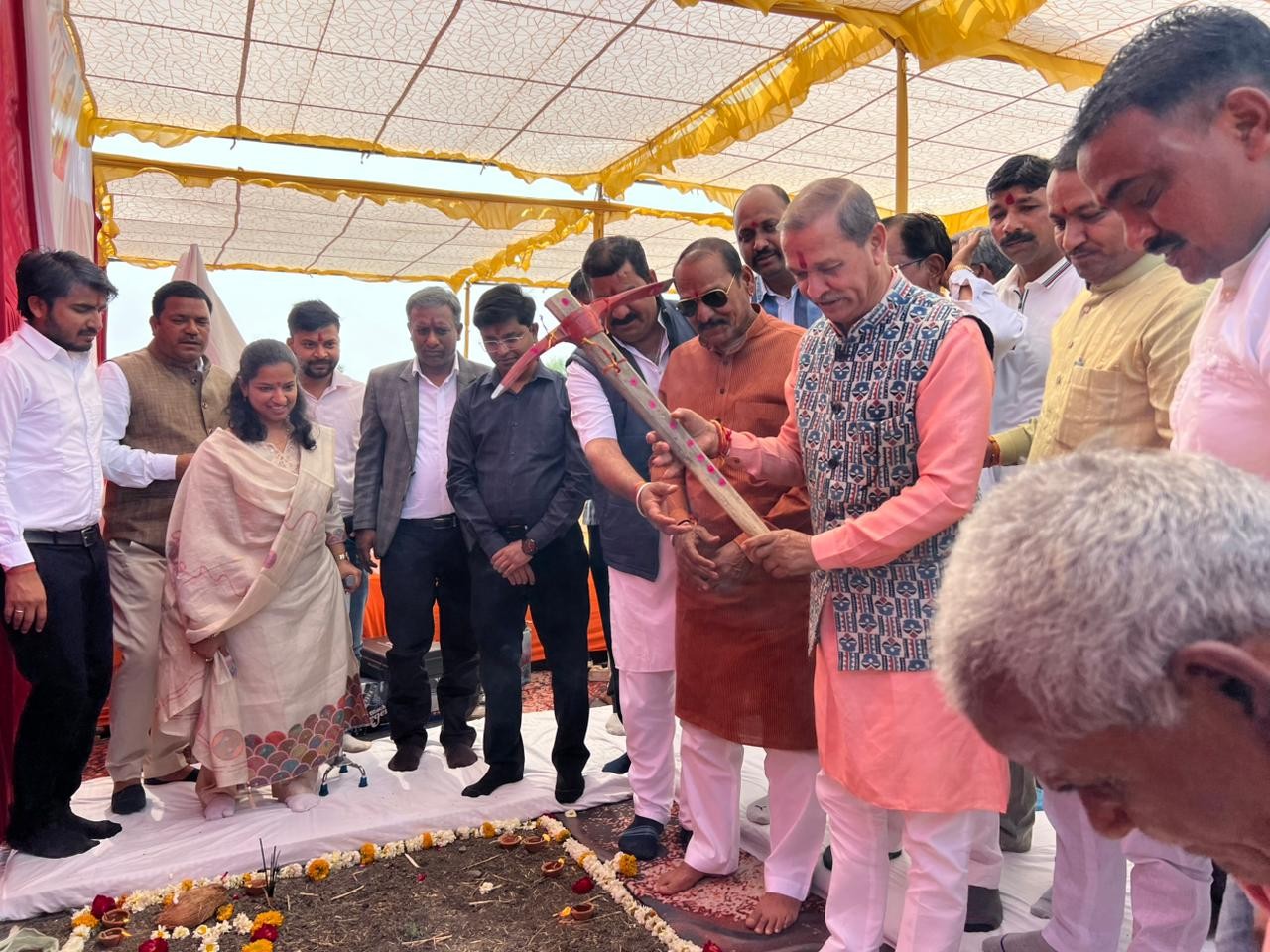 भूमिपूजन करते विधायक।