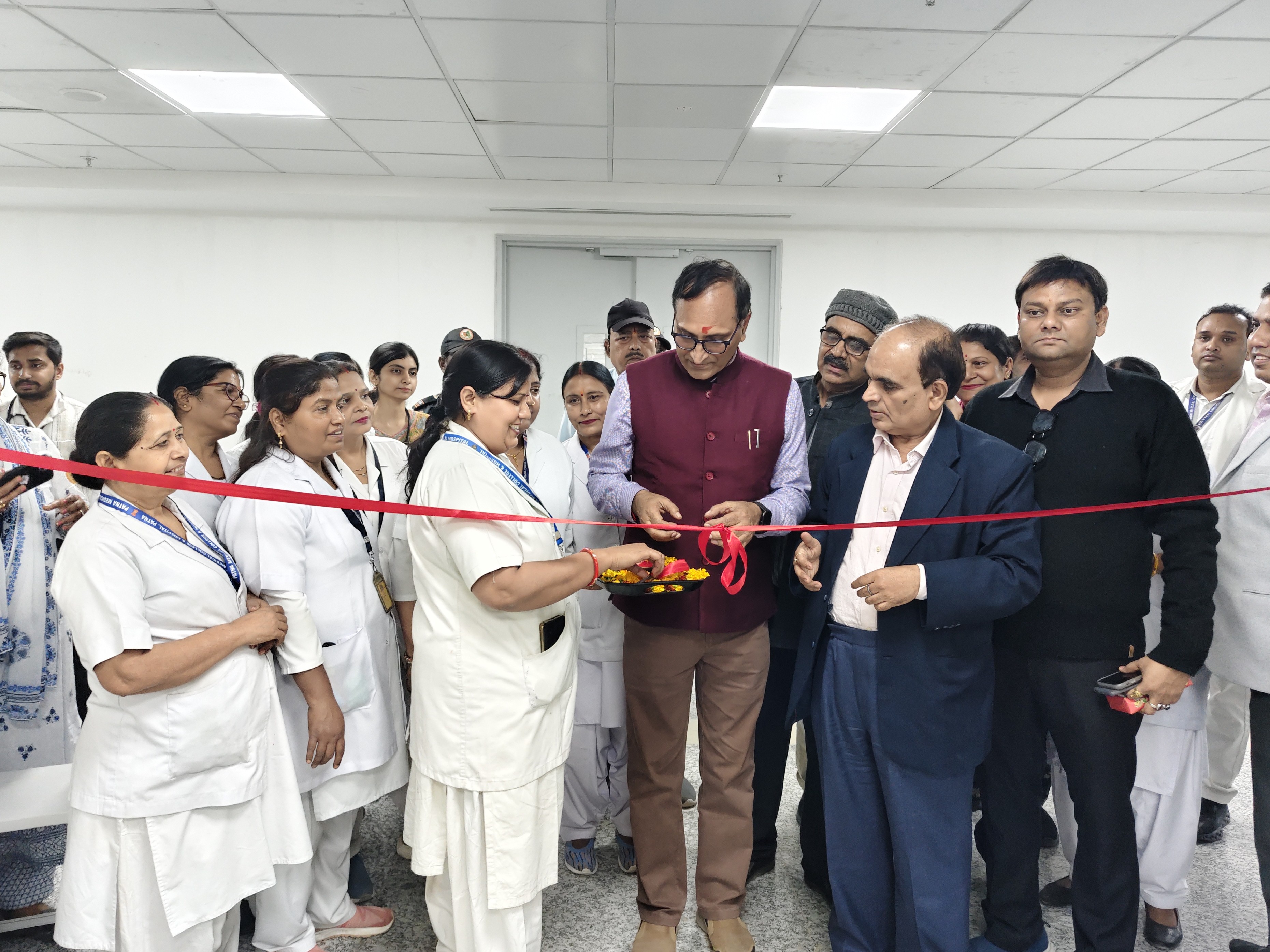 PMCH के नए भवन में शिशु रोग विभाग की शुरूआत करते अस्पताल अधीक्षक।