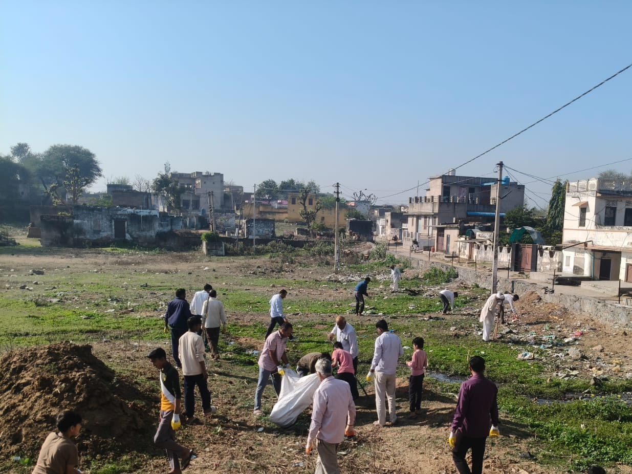 गांव की गलियों, सार्वजनिक स्थानों और मोहल्लों से कचरा एकत्रित कर साफ-सफाई की गई।