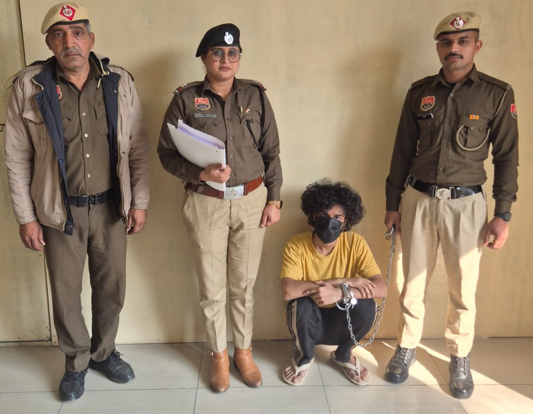 गुरुग्राम पुलिस की गिरफ्त में लिव-इन पार्टनर के साथ मारपीट करने का आरोपी शिवम।