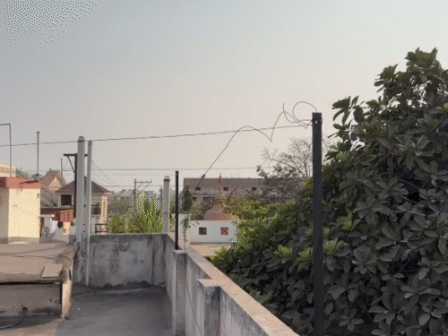 जीआई तार कपड़ा सुखाने के लिए लगाया गया था, जिसे गले में लपेटकर पुष्पेंद्र छत से कूद गया।