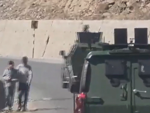 किश्तवाड़ में एनकाउंटर शुरू होने के बाद सेना के वाहनों की आवाजाही लगातार जारी है।