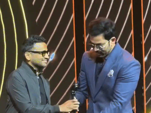 मलयालम में पृथ्वीराज सुकुमारन को बेस्ट एक्टर (क्रिटिक्स) अवॉर्ड मिला।