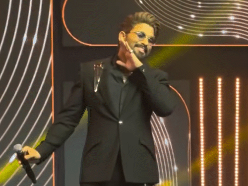 अल्लू अर्जुन ने ‘पुष्पा 2’ का अपना आइकॉनिक डायलॉग फ्लावर नहीं, फायर है मैं मंच पर दोहराया।