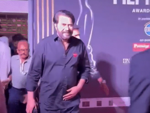 ममूटी की एंट्री ने सेरेमनी में सबका ध्यान खींचा।