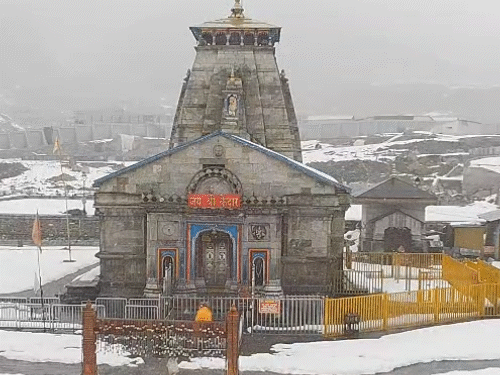 કેદારનાથમાં પણ રવિવારે બરફવર્ષા થઈ. અહીં 22 એપ્રિલથી યાત્રા શરૂ થવાની છે.