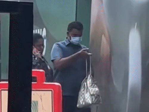 Salim Khan's daughter Arpita Sharma was also seen entering the hospital.