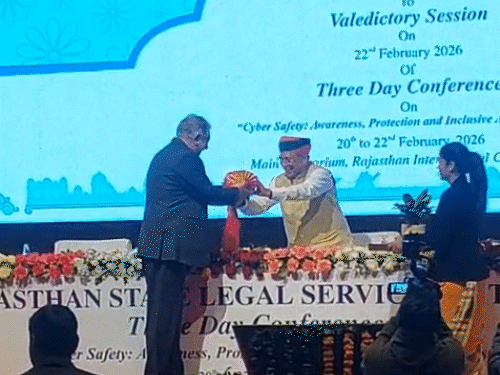 समापन सत्र में हाईकोर्ट के कार्यवाहक मुख्य न्यायाधीश एसपी शर्मा ने केन्द्रीय कानून मंत्री अर्जुनराम मेघवाल का साफ पहनाकर स्वागत किया।