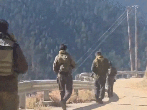 सुरक्षाबलों ने चतरू के इलाके को घेरा हुआ है। आतंकियों की सर्चिंग लगातार जारी है।