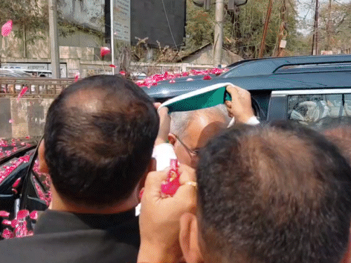 दुर्ग में पटेल चौक पर पूर्व मुख्यमंत्री भूपेश बघेल का कार्यकर्ताओं ने किया स्वागत।