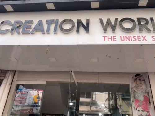 इसी दुकान पर आदित्य अपना सैलून चलाते हैं।