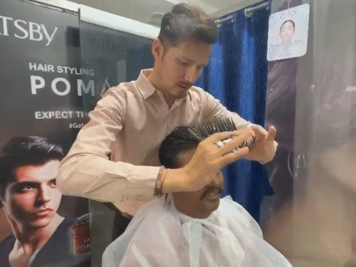 स्पेशल डिमांड पर 32 कैंचियों से एक साथ कटिंग करते हैं आदित्य।