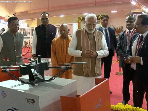 पीएम मोदी ने स्टेशन पर कर्मचारियों से व्यवस्था का जायजा लिया। इस दौरान सीएम योगी और यूपी भाजपा अध्यक्ष पंकज चौधरी भी मौजूद रहे।