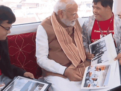 पीएम मोदी ने रविवार को मेरठ में जनसभा को संबोधित किया। उन्होंने रैपिड रेल में सफर करते हुए बच्चों से बात की।