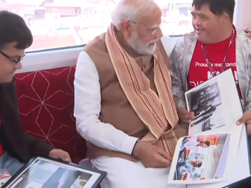 पीएम ने मेट्रो ट्रेन का सफर किया। उन्होंने स्कूली बच्चों से बातचीत की। बच्चों ने पीएम को पेटिंग और तस्वीरें दिखाईं।