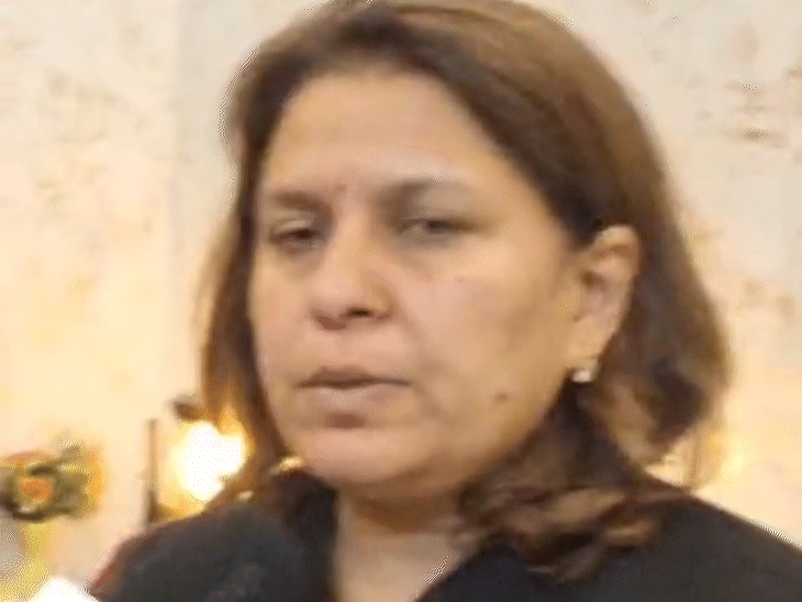 भोपाल में कांग्रेस की राष्ट्रीय प्रवक्ता सुप्रिया श्रीनेत ने कहा कि इंदौर और भोपाल में भाजपा युवा मोर्चा के कार्यकर्ता कांग्रेस दफ्तरों पर पत्थरबाजी करते नजर आए।