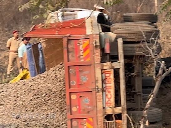 पुलिस की गाड़ी को टक्कर मारने के बाद ट्रेलर पलट गया। उसमें गिट्टी भरी हुई थी।