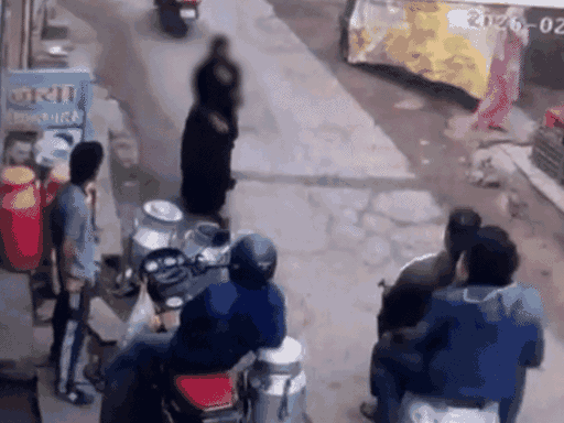 अपने घर से बुर्का पहनकर निकलती नाबालिग।