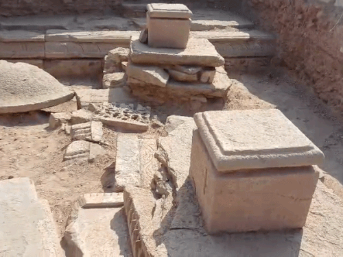 मंदिर परिसर में पत्थरों से निर्मित फर्श चौकोर आधार पर स्थित पत्थर के टुकड़े मिले हैं।