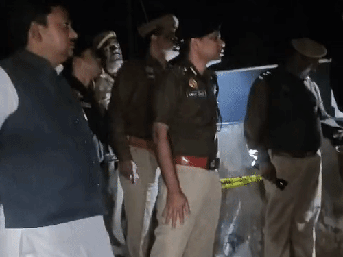 घटना की जानकारी पर DIG, DM और SP मौके पर पहुंचे। आसपास के लोगों से पूछताछ की।