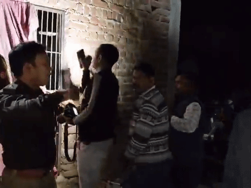 घर के पिछले दरवाजे से पुलिस ने पहले झांककर अंदर देखा।