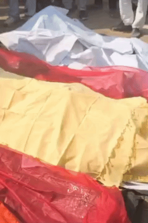 रविवार सुबह परिवार का अंतिम संस्कार हुआ। पति-पत्नी को एक ही चिता पर जलाया गया। जबकि तीनों बच्चों को दफनाया गया।