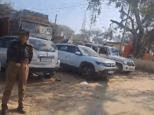 100 से अधिक पुलिसकर्मियों ने गांव को चारों तरफ से घेर लिया।