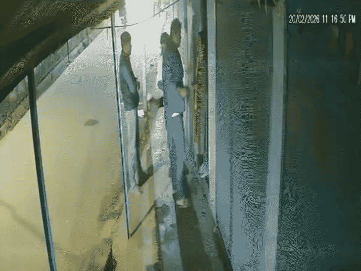 सीन 2- तीनों युवकों ने छात्र नेता की मां को धमकाया इसके बाद उन्हें थप्पड़ मारे।