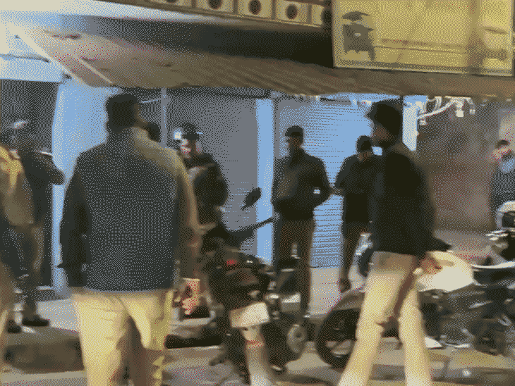 घटना के बाद छात्र नेता के घर पहुंची पुलिस।