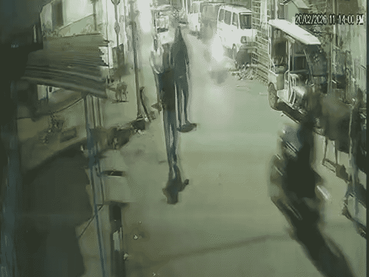 सीन 1- 3 युवक तमंचे के साथ सपा छात्र नेता उज्ज्वल यादव के घर पहुंचे।