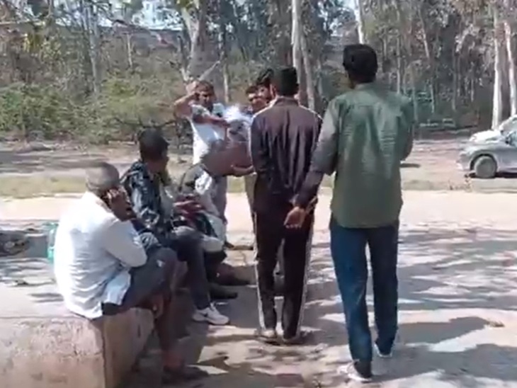 नवीन के शव के पोस्टमार्टम के लिए दादरी अस्पताल पहुंचे परिजन।