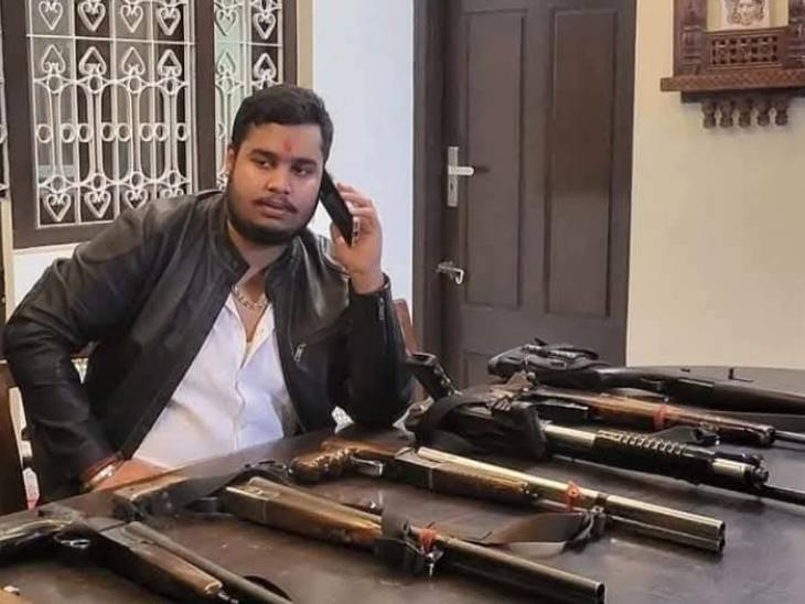 मुख्य आरोपी आर्थक सिंह को असलहा रखने का शौक है