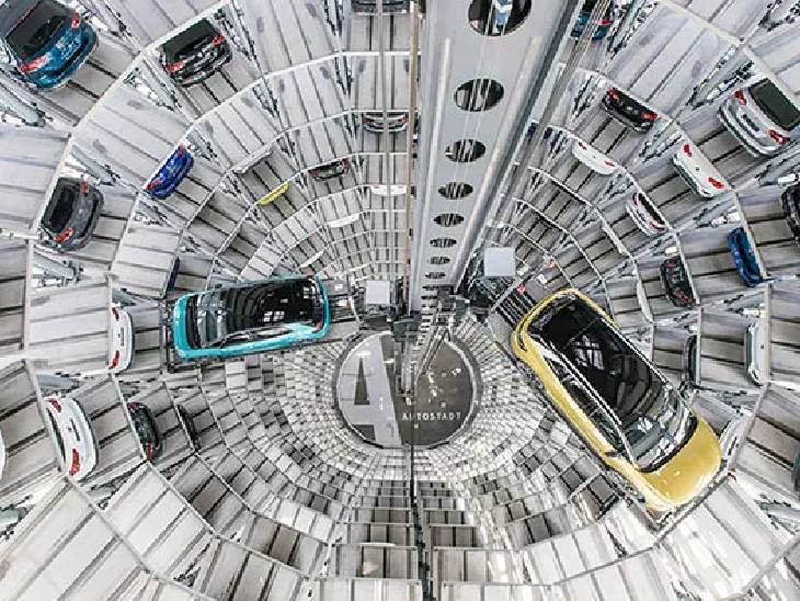 इस पार्किंग में कार खड़ी करने का शुल्क 30 रुपए और दोपहिया का 10 रुपए प्रति घंटा है। - Dainik Bhaskar