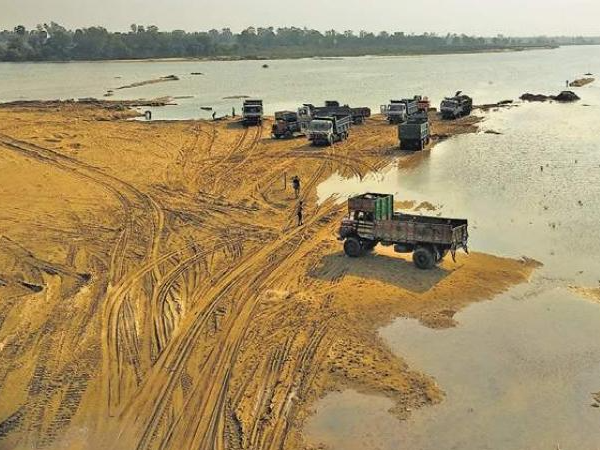 दिन रात वाहन होते थे लोड