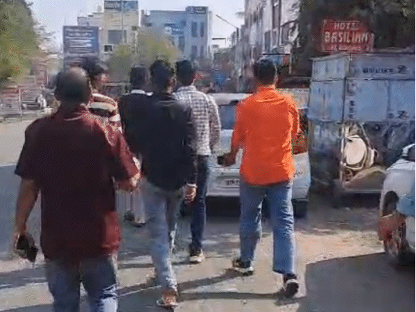 होटल पर 10-12 कार्यकर्ता पहले से ही मौजूद थे, जो किसी भी स्थिति से निपटने के लिए तैयार थे।