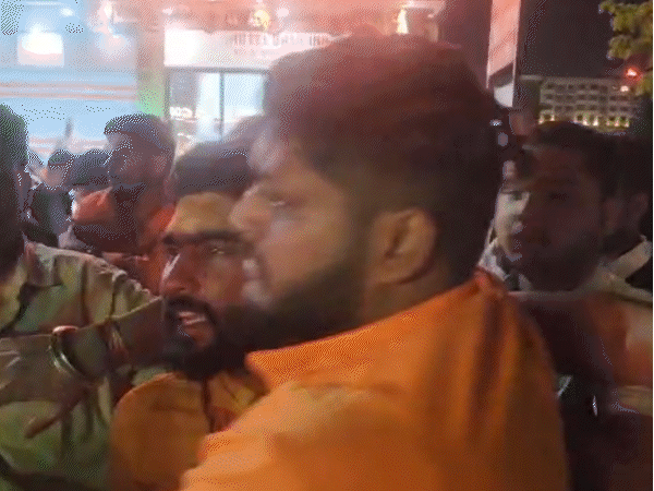 लंबे इंतजार के बाद कार्यकर्ताओं ने युवक को पकड़ा जिसने अपना नाम जफर बताया।