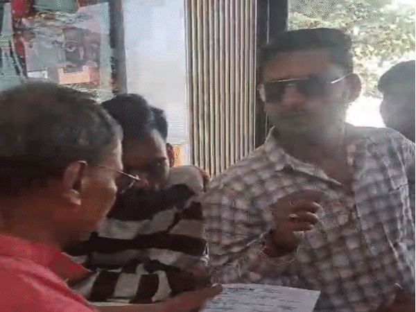 संगठन कार्यकर्ताओं ने रिसेप्शन पर जाकर कपल के बारे में इन्क्वायरी की।